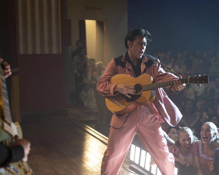 Via Blockbuster kan man blandt andet leje den nye film om Elvis Presley. 'Elvis', instrueret af Baz Luhrmann.  Still 
