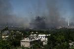 Røgsøjlerne står op fra Severodonetsk, hvor russerne i øjeblikket har indtaget bymidten. Foto: Aris Messinis/Ritzau Scanpix