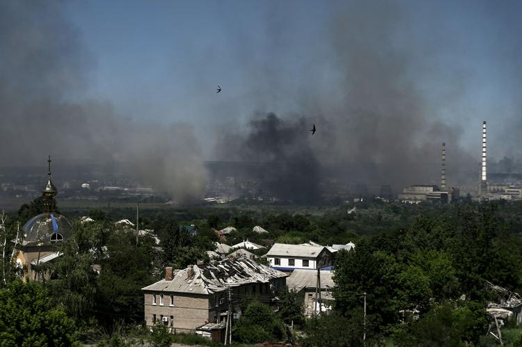 Røgsøjlerne står op fra Severodonetsk, hvor russerne i øjeblikket har indtaget bymidten. Foto: Aris Messinis/Ritzau Scanpix
