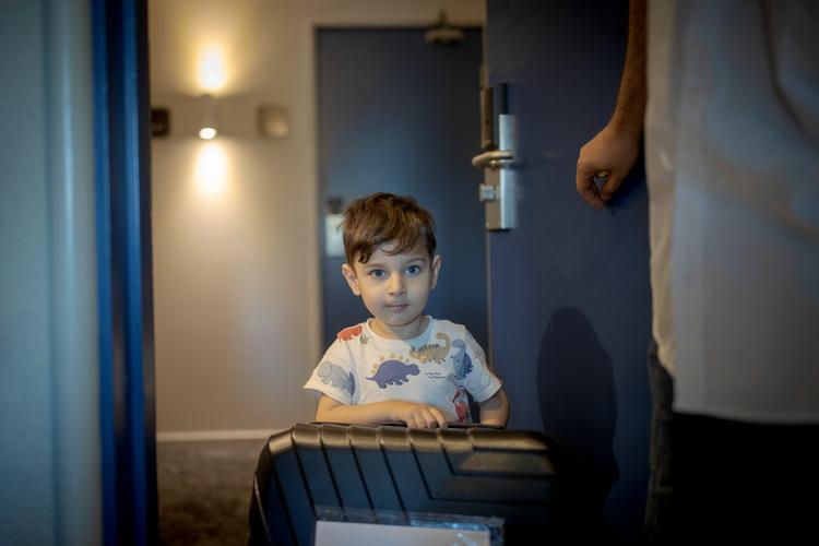 Farhad Zakhilwal med sin søn Marwan inden afrejsen til USA.   Foto: Miriam Dalsgaard