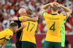 Den australske landstræner, Graham Arnold, omfavner sine spillere efter den dramatiske afslutning mod Peru i kvalifikationsturneringen, der fandt sted i Qatar. Den kommende og stærkt omstridte VM-vært. Foto: Mohammed Dabbous/Ritzau Scanpix