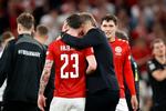 Kasper Hjulmand giver Pierre-Emile Højbjerg et anerkendende kram og måske lidt fysisk støtte på vej ud af banen efter kampen mod Østrig.  Foto: Jens Dresling