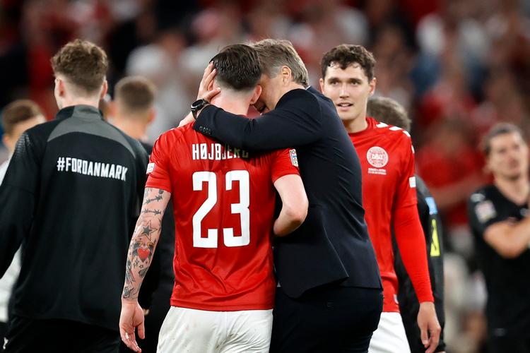 Kasper Hjulmand giver Pierre-Emile Højbjerg et anerkendende kram og måske lidt fysisk støtte på vej ud af banen efter kampen mod Østrig.  Foto: Jens Dresling