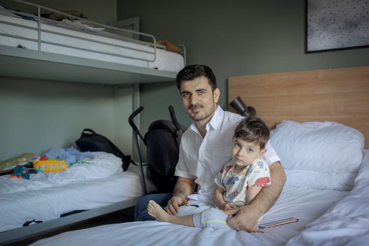 Farhad Zakhilwal flyver til USA med sin søn Marwan og sin hustru. Der håber de på en mere sikker fremtid end i Danmark. Foto: Miriam Dalsgaard