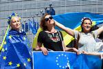 Søndag slog demonstranter ring om EU-kommissionens hovedkvarter for at støtte en optagelse af Ukraine i EU.  Foto: Kenzo Tribouillard/Ritzau Scanpix