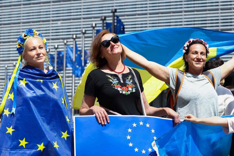 Søndag slog demonstranter ring om EU-kommissionens hovedkvarter for at støtte en optagelse af Ukraine i EU.  Foto: Kenzo Tribouillard/Ritzau Scanpix