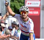 Peter Sagan jubler i sin slovakiske mesterskabstrøje over sin første sejr for sin franske arbejdsgiver. Foto: TotalEnergies. 