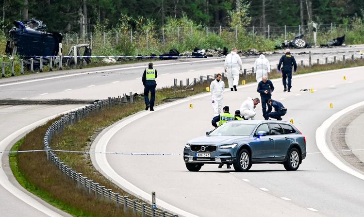 »Det er mest realistisk, at et dæk er gået i stykker på bilen. Derefter har føreren mistet kontrollen over køretøjet, der er kommet over på den anden side af vejen og kollideret frontalt med lastbilen«, lyder forklaringen fra anklagemyndigheden.  Foto: Tt News Agency/Ritzau Scanpix