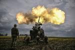 Ukrainske soldater ved frontlinjen i Donbas. Her har russerne gang i et storstilet angreb, og ukrainerne er presset på blandt andet tungt artilleri.  Foto: Aris Messinis/Ritzau Scanpix