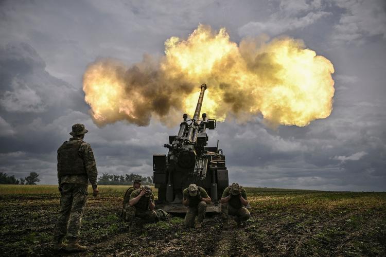 Ukrainske soldater ved frontlinjen i Donbas. Her har russerne gang i et storstilet angreb, og ukrainerne er presset på blandt andet tungt artilleri.  Foto: Aris Messinis/Ritzau Scanpix