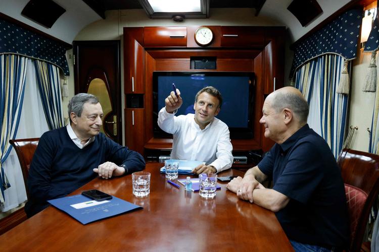 Tysklands forbundskansler, Olaf Scholz, Frankrigs præsident, Emmanuel Macron, og Italiens premierminister, Mario Draghi, er ankommet med tog til Ukraine. Foto: Ludovic Marin/Ritzau Scanpix