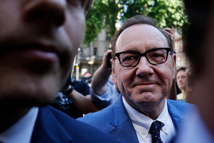 Trods anklagerne var Kevin Spacey i udmærket humør, da han ankom til retten i Westminster.   Foto: Carlos Jasso/Ritzau Scanpix