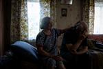     Olena og Mykola Kalivosjko, begge 65 år, der kommer fra landsbyen Senkivka i det nordlige Ukraine, græder, mens de fortæller, hvordan de flygtede til nabolandsbyen Mosjtjenka på grund af russernes bombardementer. 
 who are from the village of Senkivka, Ukraine, cry as they recount how they fled to nearby Moshchenka because of Russian shelling, June 10, 2022. In the Ukrainian villages near the Russian border, shells still explode and checkpoints and trenches dot the landscape as wary civilians live in fear the enemy will return. (Nicole Tung/The New York Times)   Foto: Nicole Tung/Ritzau Scanpix
