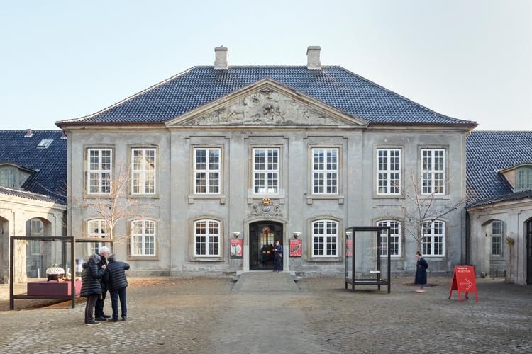 Designmuseum Danmark har siden 1920'erne haft til huse i Bredgade 68, hvor der tidligere havde været hospital i den gamle 1700-tals bygning.  Foto: Christian Hoyer