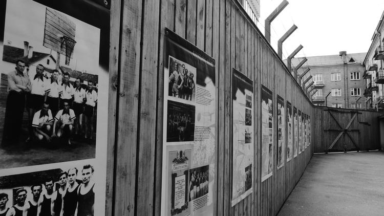 Titusinder af litauere blev især i besættelsens første årtier deporteret til fjernere regioner i sovjetimperiet. Næsten alle blev sat til tvangsarbejde. I museets baggård er opsat kort, der viser fordelingen af de deporterede.  Foto: Flemming Ytzen