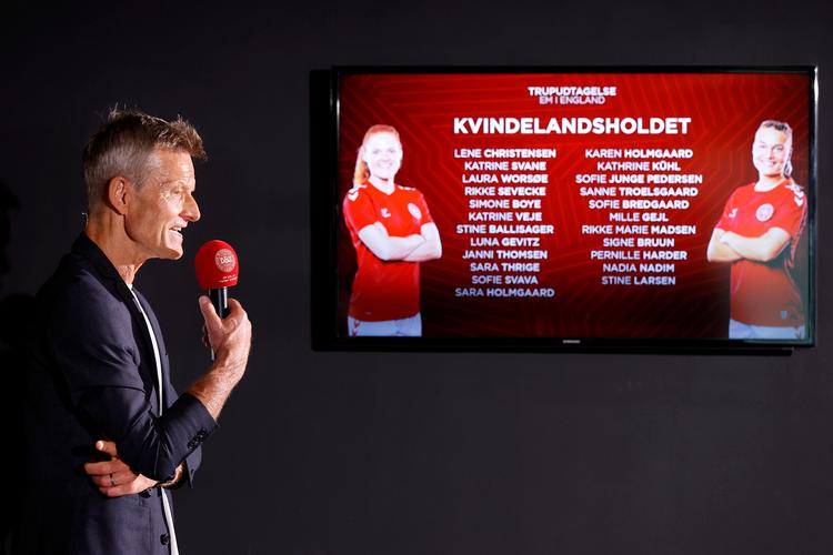 Lars Søndergaard tog ganske fornuftigt selv fast på debatten om Nadia Nadim, da han præsenterede hende som en af de 23 spillere i EM-truppen.   Foto: Jens Dresling