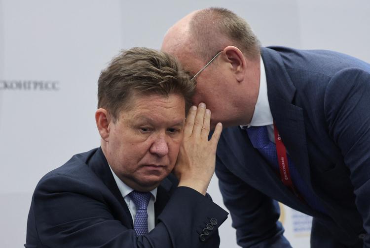 Det er Gazproms øverste leder, Aleksej Miller, lytter til en deltager ved en industrimesse i Skt. Petersborg tidligere i dag.  Foto: Anton Vaganov/Ritzau Scanpix