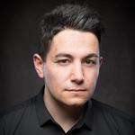 Chris Whitaker formår fortræffeligt både at levere noget der ligner en thriller, en vaskeægte western og en kerneromantisk kærlighedshistorie. Wikipedia 