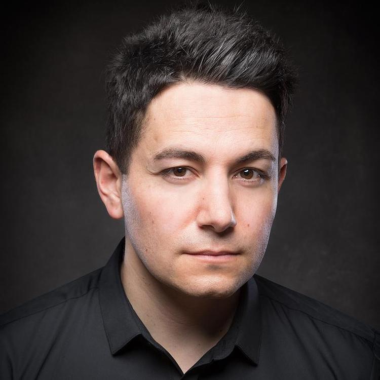 Chris Whitaker formår fortræffeligt både at levere noget der ligner en thriller, en vaskeægte western og en kerneromantisk kærlighedshistorie. Wikipedia 