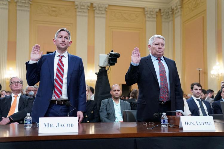 Rådgiver Michael Luttig og advokat Greg Jacob var blandt vidnerne torsdag. Foto: Sarah Silbiger/Ritzau Scanpix