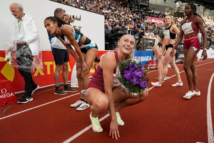 Efter Diamond League-debuten ved Bislett Games torsdag aften i Oslo var det en meget lykkelig Ida Karstoft, der strålede med sin vinderbuket.   Foto: Stian Lysberg Solum/Ritzau Scanpix
