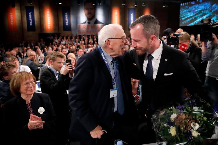    2019 Venstre holder ekstraordinært landsmøde i Herning Kongrescenter. Jakob Ellemann-Jensen (til højre) er valgt til ny formand og lykønskes her af sin far Uffe Ellemann Jensen og mor Alice Vestergaard.   Foto: Jens Dresling