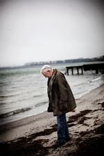   2010.  Venstres tidligere formand Uffe Ellemann-Jensen fotograferet i anledning af hans bog "Nu gik det lige så godt, men så gik verden af lave" udkom.   Foto: Ditte Valente
