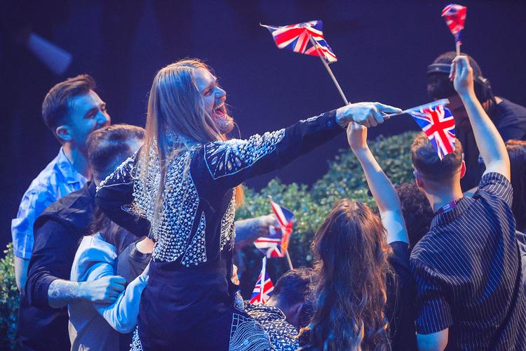 Briterne var repræsenteret af Sam Ryder, der tog revanche efter flere års dårlige resultater af landet i Eurovision Song Contest, hvor Storbritannien altid er sikret en plads i finalen som et af showets største bidragsydere.  Foto: Jens B'ttner/Ritzau Scanpix