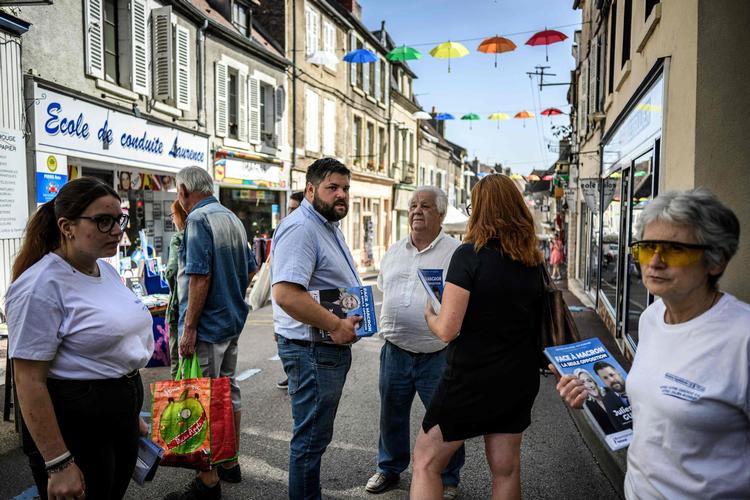     Valgkampen finder sted på gader og markeder som her i det centrale Frankrig, hvor en af nationalisten Marine Le Pens kandidater diskuterer med vælgere. Marine Le Pen står til at vinde mange mandater i Nordfrankrig, langs Middelhavet og i Provence, og hun vinder fodfæste i nye dele af landet.  Foto: Jeff Pachoud/Ritzau Scanpix