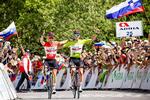 Tour de France-kongen Tadej Pogacar (th) jubler sammen med holdkammeraten Rafal Majka efter en ny opvisning i Slovenien Rundt. Foto: Tour og Slovenia. 