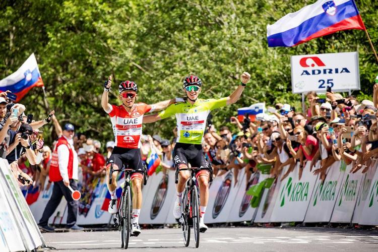 Tour de France-kongen Tadej Pogacar (th) jubler sammen med holdkammeraten Rafal Majka efter en ny opvisning i Slovenien Rundt. Foto: Tour og Slovenia. 