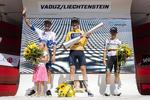Jakob Fuglsang havde datteren Jamie Lou med på podiet, da han for fjerde gang i karrieren blev hyldet for en top-3 placering i Schweiz Rundt. Øverst står vinderen Geraint Thomas og til højre nr. 2 colombianeren Sergio Higuita.
 Foto: Gian Ehrenzeller/Ritzau Scanpix
