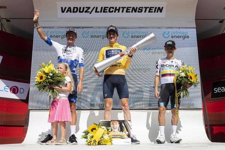 Jakob Fuglsang havde datteren Jamie Lou med på podiet, da han for fjerde gang i karrieren blev hyldet for en top-3 placering i Schweiz Rundt. Øverst står vinderen Geraint Thomas og til højre nr. 2 colombianeren Sergio Higuita.
 Foto: Gian Ehrenzeller/Ritzau Scanpix