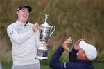 BROOKLINE, MASSACHUSETTS - JUNE 19: (L-R) Matt Fitzpatrick of England and caddie Billy Foster celebrate with the U.S. Open Championship trophy after winning during the final round of the 122nd U.S. Open Championship at The Country Club on June 19, 2022 in Brookline, Massachusetts. Warren Little/Getty Images/AFP == FOR NEWSPAPERS, INTERNET, TELCOS &amp; TELEVISION USE ONLY == Foto: Warren Little/Ritzau Scanpix