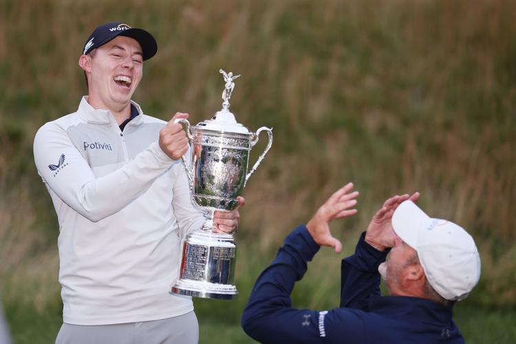BROOKLINE, MASSACHUSETTS - JUNE 19: (L-R) Matt Fitzpatrick of England and caddie Billy Foster celebrate with the U.S. Open Championship trophy after winning during the final round of the 122nd U.S. Open Championship at The Country Club on June 19, 2022 in Brookline, Massachusetts. Warren Little/Getty Images/AFP == FOR NEWSPAPERS, INTERNET, TELCOS &amp; TELEVISION USE ONLY == Foto: Warren Little/Ritzau Scanpix