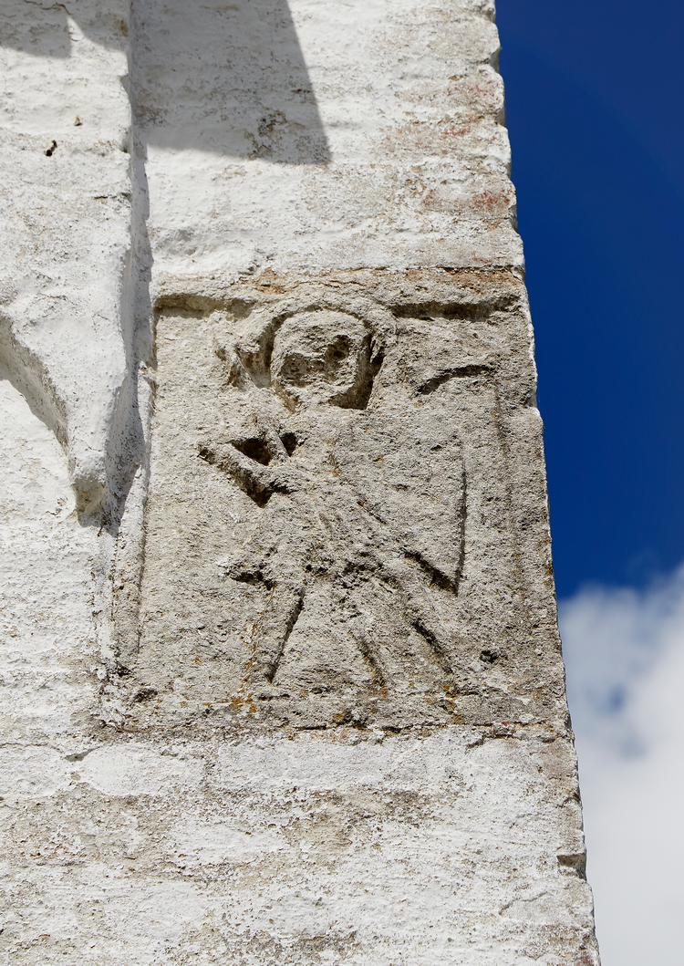 Ridderen på Enslev Kirke er udstyret med spyd og økse, netop de våbentyper, som der er fundet flest af Kolindsund. Foto: Hans Christian Jacobsen/Scanpix Denmark