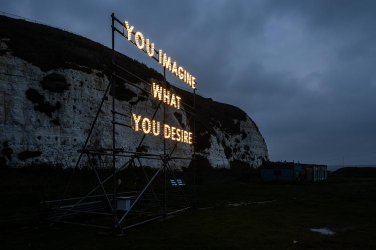 Et budskab fra den skotske kunstner Nathan Coley til migranter, der vover sig over Den Engelske Kanal  i håbet om et bedre liv. I 2021 krydsede over 28.000 personer kanalen fra Europa til Storbritannien. Foto: Keith Hunter / Avalon/Ritzau Scanpix
