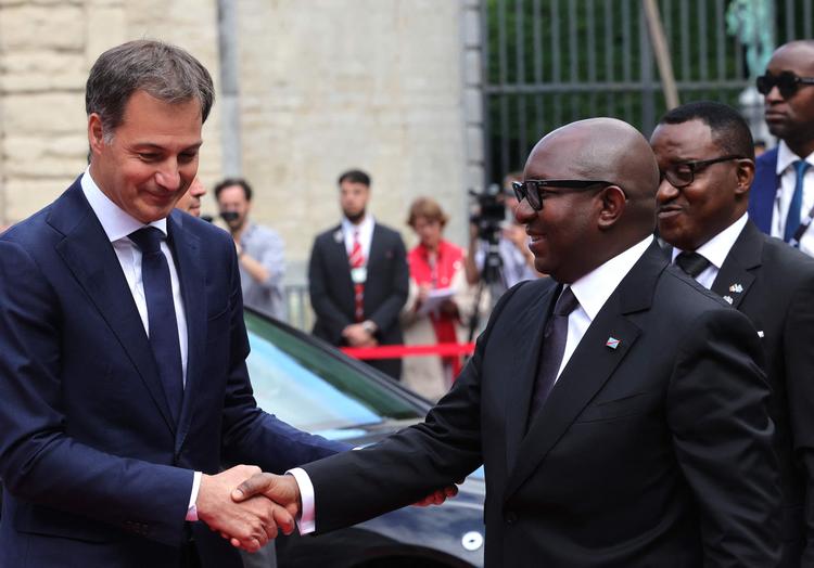 Belgiens premierminister Alexandre De Croo (t.v.) hilser på DR Congos premierminister Jean-Michel Sama Lukonde før ceremonien.  Foto: Olivier Matthys/Ritzau Scanpix
