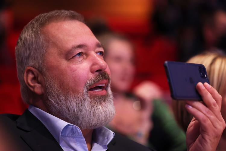 NEW YORK, NEW YORK - JUNE 20: Nobel Peace Prize winner Dmitry Muratov, editor-in-chief of the Russian newspaper Novaya Gazeta, makes a video during a charity auction at The Times Center on June 20, 2022 in New York City. Muratov auctioned off his 2021 23-carat-gold medal for a winning bid of $103.5 million, with the proceeds going to UNICEF's humanitarian efforts to support children and families forced to flee Ukraine and those internally displaced. The independent Russian newspaper Novaya Gazeta, which Muratov helped to cofound, shut down in March due to the Kremlin's restriction on journalists and public dissent in the wake of Russia's invasion of Ukraine. Muratov also intends on donating the $500, 000 cash award to charity. Michael M. Santiago/Getty Images/AFP == FOR NEWSPAPERS, INTERNET, TELCOS &amp; TELEVISION USE ONLY == Foto: Michael M. Santiago/Ritzau Scanpix