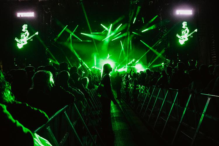 Northside Festival i Aarhus sluttede uheldigt, da et hegn blev væltet, og folk væltede ud på vejen, som politiet endte med at måtte spærre.  Foto: Liv Møller Kastrup