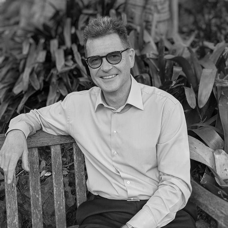 Den australske forfatter John Hughes lader sig åbenbart inspirere temmelig meget fra andre - også tidligere elever - når han skriver sine bestsellerbøger.  Foto: Tim Derricourt