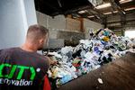 Affald er på vej til affaldsforbrændingsanlægget Amager Resource Center. Kommunerne bag anlægget har netop godkendt, at det gerne må øge sin import af affald, fordi mere gendansk affald skal genbruges. Foto: Finn Frandsen