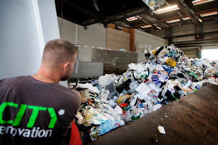 Affald er på vej til affaldsforbrændingsanlægget Amager Resource Center. Kommunerne bag anlægget har netop godkendt, at det gerne må øge sin import af affald, fordi mere gendansk affald skal genbruges. Foto: Finn Frandsen
