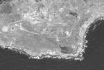 Et satellitfoto fra det amerikanske firma Maxar viser ødelagte bygninger og et ødelagt tårn på den russisk-besatte Slangeø i Sortehavet. Foto: Maxar Technologies/Ritzau Scanpix