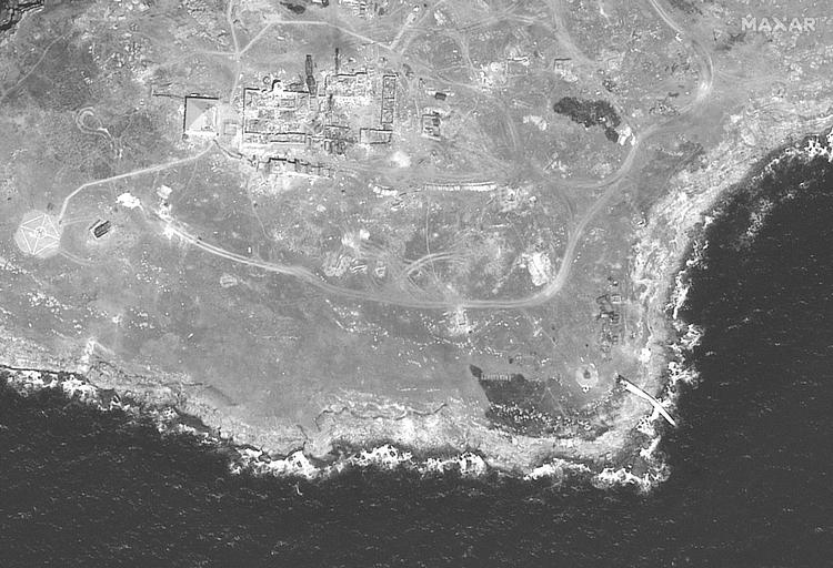 Et satellitfoto fra det amerikanske firma Maxar viser ødelagte bygninger og et ødelagt tårn på den russisk-besatte Slangeø i Sortehavet. Foto: Maxar Technologies/Ritzau Scanpix