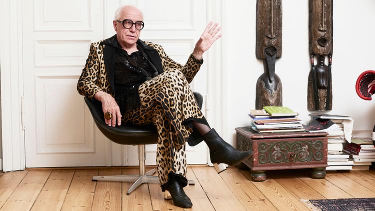 Sidst år udgav Ditlev Tamm bogen ’Skabt som mand og kvinde’, der handler om en fransk præst og crossdresser fra 1600-tallet. Foto: Sofie Barfoed / DR