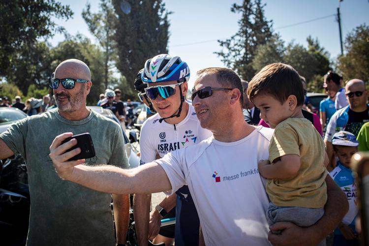 Chris Froome er stadig uhyre populær overalt, hvor han kommer frem.
 Foto: Ilia Yefimovich/Ritzau Scanpix