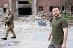 Volodymyr Zelenskyj fotograferet i den ukraninske by Mykolaiv 
sidste lørdag.  Foto: Handout/Ritzau Scanpix