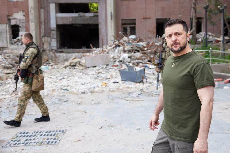 Volodymyr Zelenskyj fotograferet i den ukraninske by Mykolaiv 
sidste lørdag.  Foto: Handout/Ritzau Scanpix