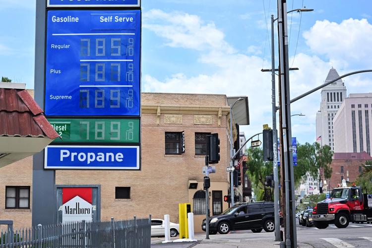 Den gennemsnitlige pris ligger på omkring fem dollar per gallon. Det svarer cirka til ni kroner, hvilket med amerikanske bilisters øjne er usædvanlig høj. Foto: Frederic J. Brown/Ritzau Scanpix
